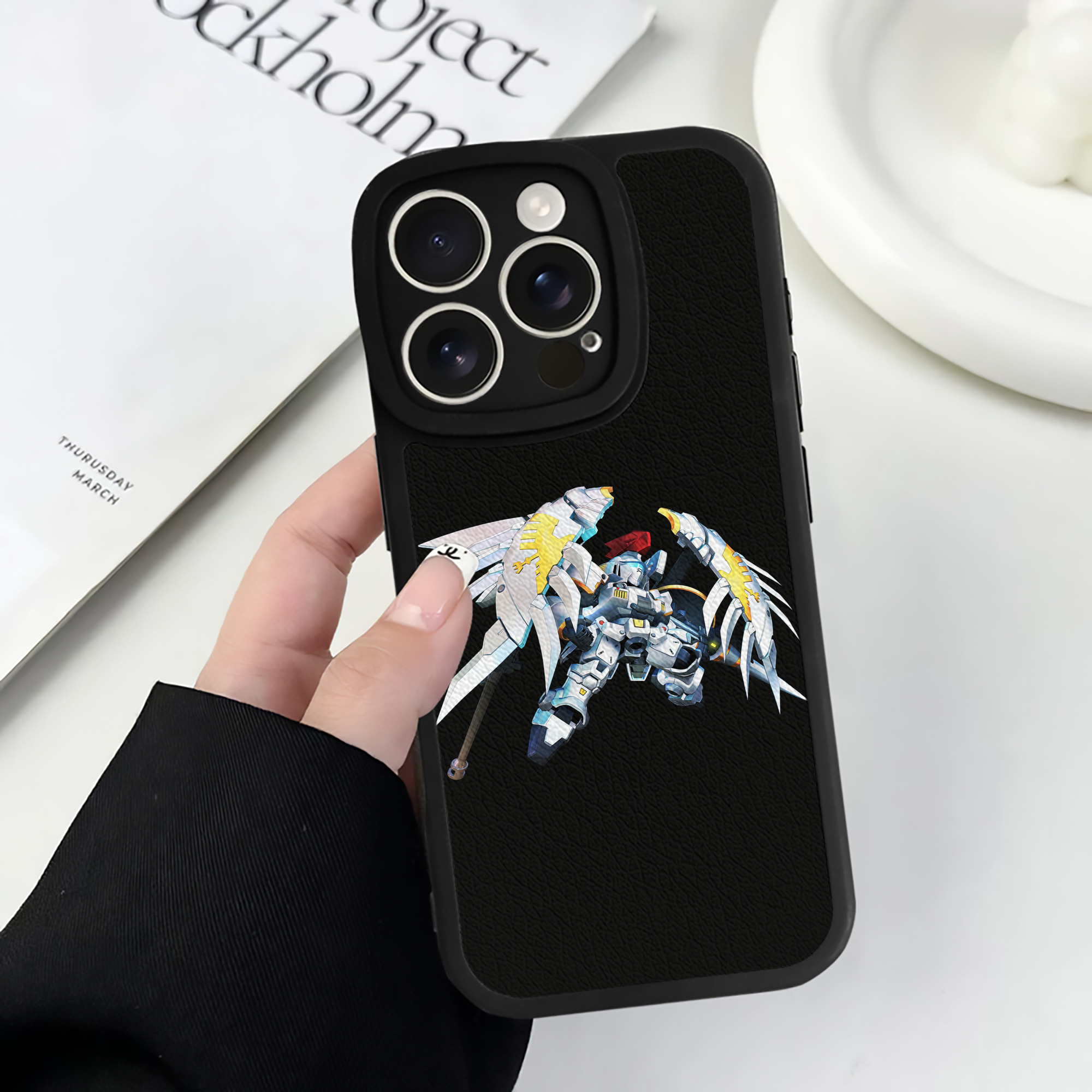 （画像用） 機動戦士ガンダム Mobile Suit Gundam 【iPhone 16シリーズ対応】シリコンスマホケース（レザー調） 材質：シリコン